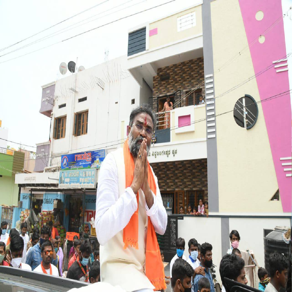 ಮಾಸ್ಕ್ ಧರಿಸದ ಶ್ರೀರಾಮುಲುರಿಂದ ಮಾರ್ಗಸೂಚಿ ಉಲ್ಲಂಘನೆ; ಪುಕ್ಕುಲತನ ಮೆರೆಯಿತೇ ಜಿಲ್ಲಾಡಳಿತ?